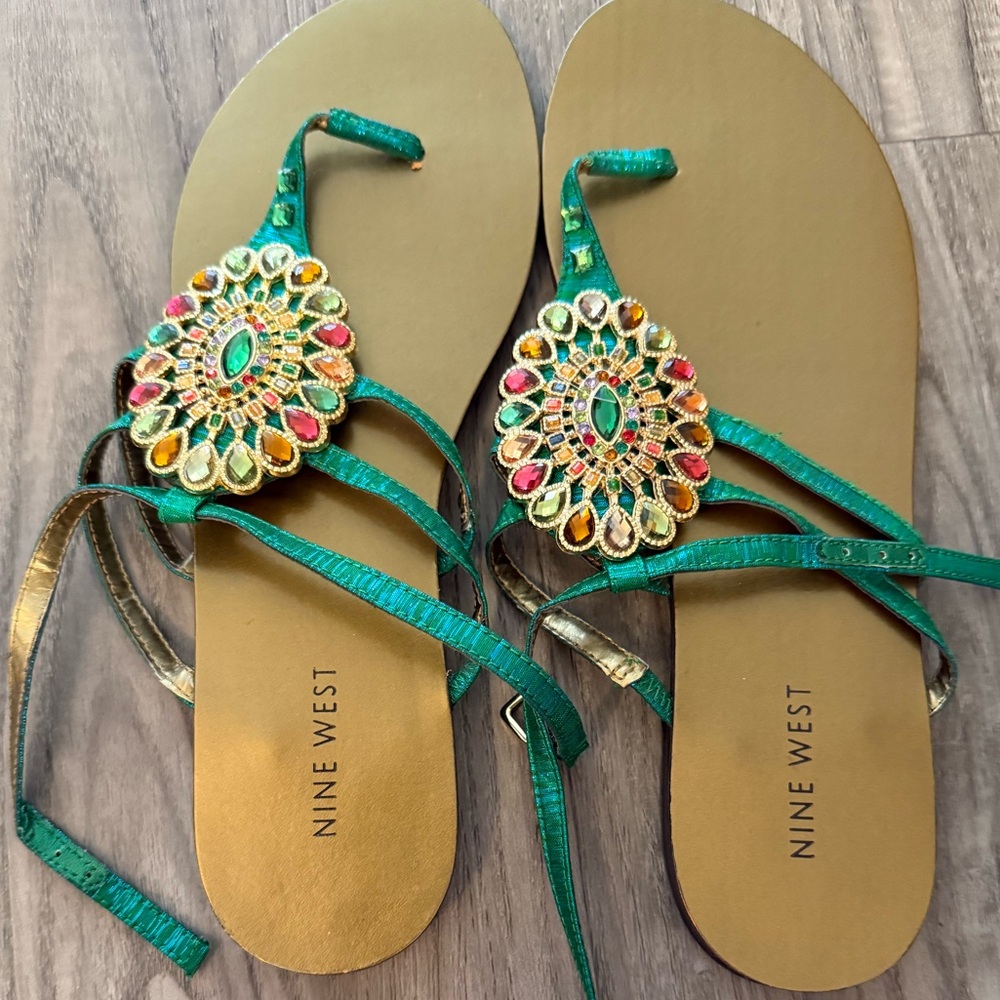 Nine West Emerald Green & Gold Colorful Jeweled Sandals! Like New! 9.5! - Picture 3 of 8